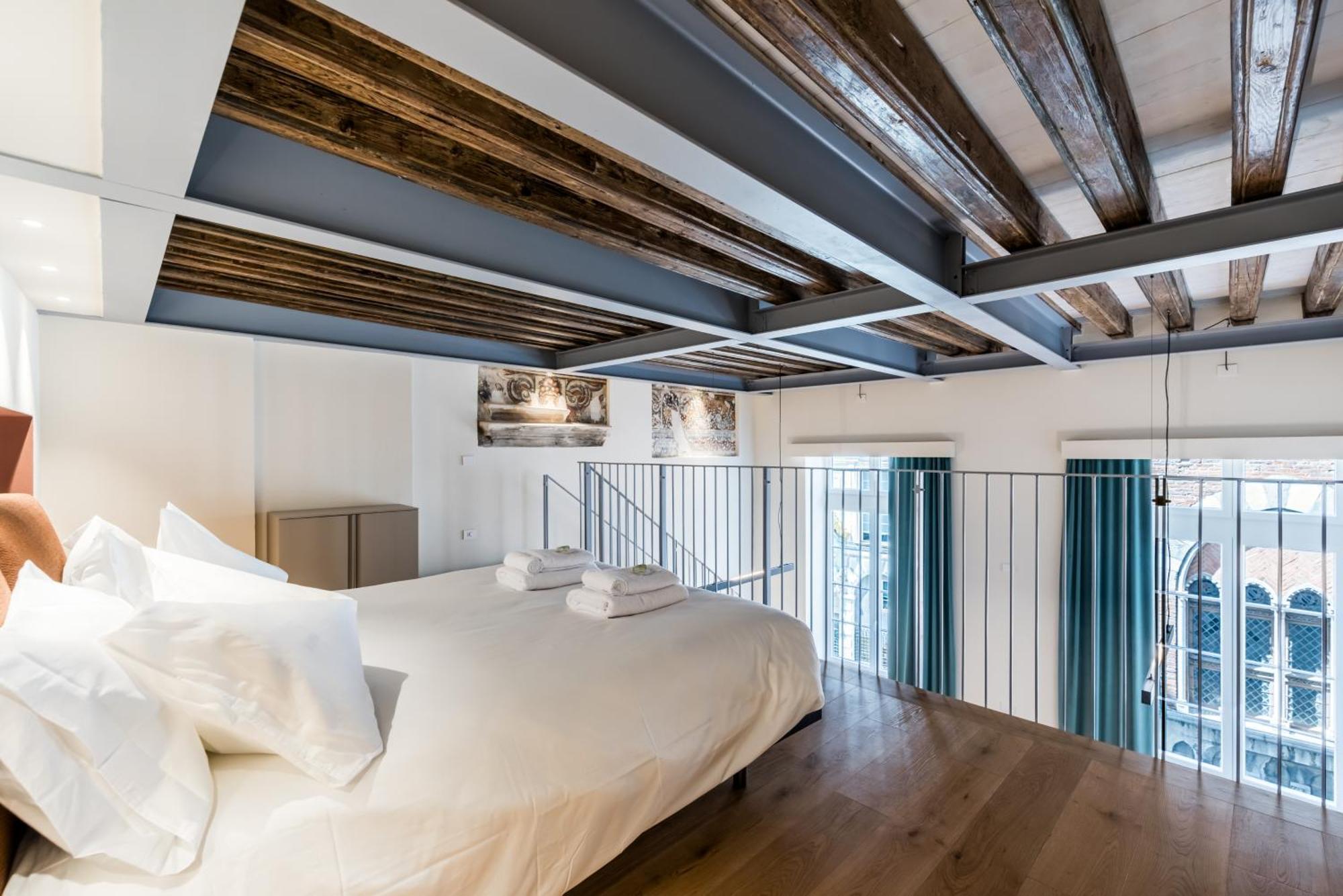 Imperial Luxury And Historical Frescoes In San Giorgio Apartment *